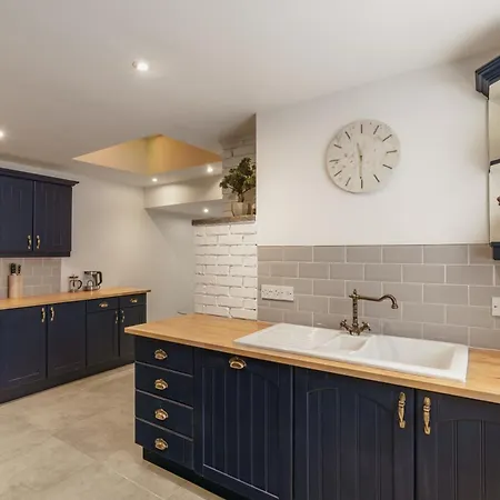 Heathmere- Lovely Views, Free Parking, Pet Friendly Holiday home *