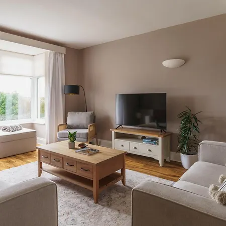 Heathmere- Lovely Views, Free Parking, Pet Friendly Holiday home *